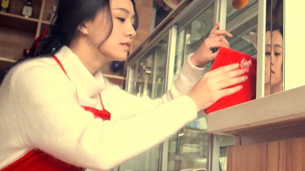 保潔阿姨用鋼絲球擦花業(yè)主地磚與馬桶該怎么辦