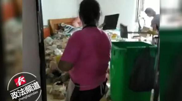 十幾保潔清掃年輕女租客留下滿屋的垃圾竟有25車